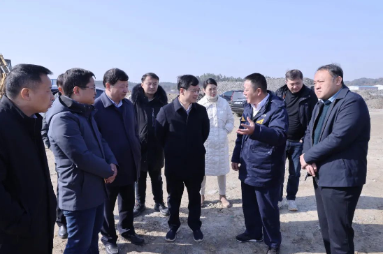 林衛(wèi)春聽(tīng)取黑貓化工項(xiàng)目建設(shè)情況介紹 林衛(wèi)春聽(tīng)取黑貓化工項(xiàng)目建設(shè)情況介紹