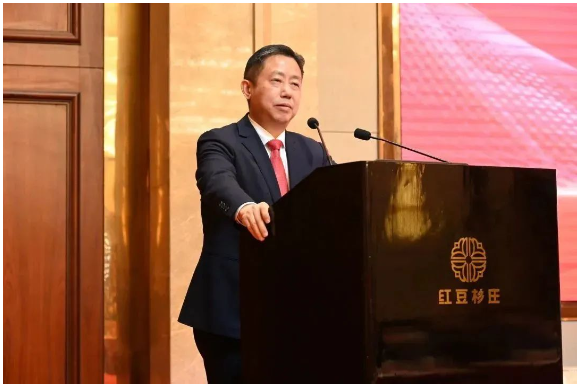 　紅豆集團董事局主席周海江作重要講話。他表示，過去的一年通用股份在逆境下不斷進化升級，穩(wěn)健發(fā)展。面對新的一年要充滿信心，積極把握中國經(jīng)濟快速恢復(fù)的新機遇，贏得主動，為實現(xiàn)百億通用、千億紅豆添磚加瓦!