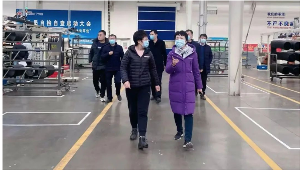 車轅車轍了解，1月31日上午，廣宗縣委副書記、縣長鄭曉燕萬達(dá)輪胎公司調(diào)研節(jié)后復(fù)工復(fù)產(chǎn)情況。