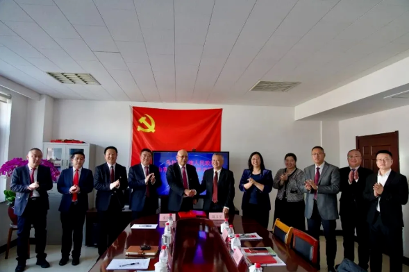 旗委書記王銀保率隊赴山東省，考察金谷集團、二十黃家商貿(mào)有限公司、玲瓏輪胎股份有限公司、華東橡膠材料有限公司，2月4日，在華東橡膠材料有限公司簽約炭黑項目。