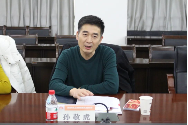 陜西省商務(wù)廳副廳長孫敬虎一行到延長橡膠公司調(diào)研座談，公司總經(jīng)理張航偉、營銷總監(jiān)王國強(qiáng)及相關(guān)部門負(fù)責(zé)人參加了會(huì)談。