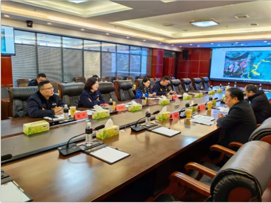 潘福林表示，黑貓集團作為景德鎮(zhèn)市屬大型國有企業(yè)，為景德鎮(zhèn)市經(jīng)濟社會發(fā)展作出了重要貢獻。市工信局也在致力于解決企業(yè)困難，積極與省政府、省工信廳進行密切溝通。待省廳正式下發(fā)《江西省化工重點監(jiān)測點認定標準》后，市工信局將積極推進黑貓集團化工重點監(jiān)測點認定工作，助力企業(yè)重點項目盡快落地投產(chǎn)。