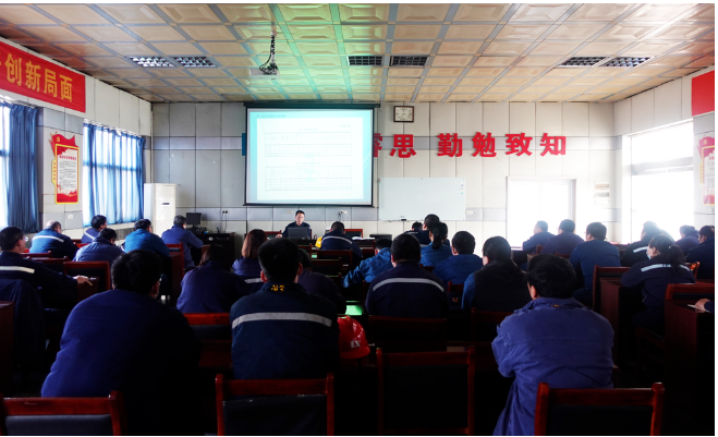 為不斷提升公司危險(xiǎn)廢物規(guī)范化管理水平，2月16日上午，龍星化工組織部分車間部室相關(guān)人員就危險(xiǎn)廢物管理知識進(jìn)行了集中培訓(xùn)。