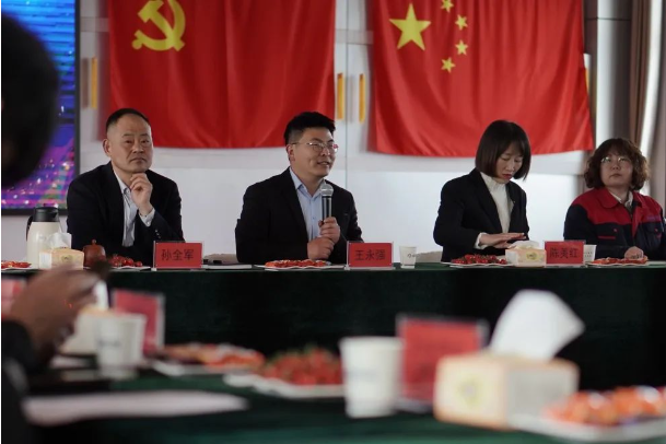 步入主會場，煙臺鑫泰電纜總經(jīng)理王永強主持會議并致歡迎辭。王永強首先對供應(yīng)商代表們的到來表示了歡迎。他表示供應(yīng)商作為鑫泰電纜重要的合作伙伴，是鑫泰電纜生產(chǎn)優(yōu)質(zhì)產(chǎn)品的源頭。一直以來，雙方秉承精誠合作、攜手共贏的理念，共同支撐起公平、公開、持久、健康的合作環(huán)境。通過本次供應(yīng)商大會的進一步深度交流，雙方將力爭最大化地實現(xiàn)“共創(chuàng)、共贏、共享”的供需合作關(guān)系。