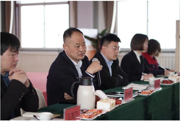 自由討論環(huán)節(jié)，鑫泰電纜生產(chǎn)總監(jiān)王茂衛(wèi)就其公司原材料采購?fù)袋c進行了詳細闡述。隨后部分供應(yīng)商代表交流發(fā)言，對行業(yè)整體發(fā)展形式做出自己的判斷，對鑫泰電纜提出了很多合理化建議。為感謝部分供應(yīng)商在鑫泰電纜經(jīng)營發(fā)展過程中所作出的積極貢獻，會上表彰了各類優(yōu)秀供應(yīng)商11家。
