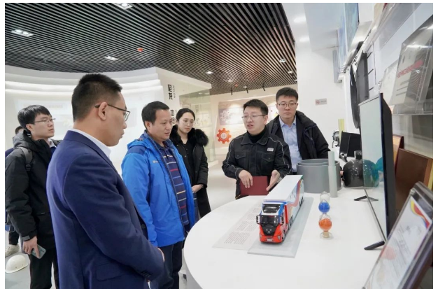 在科華賽邦新材料展廳，一行領(lǐng)導(dǎo)詳細(xì)了解了科華賽邦與白俄羅斯國(guó)家科學(xué)院合作研發(fā)的落地產(chǎn)品“耐低溫尼龍材料、碳纖維、高性能改性尼龍材料、聚酯類材料、3D增材材料”等多類復(fù)合材料
