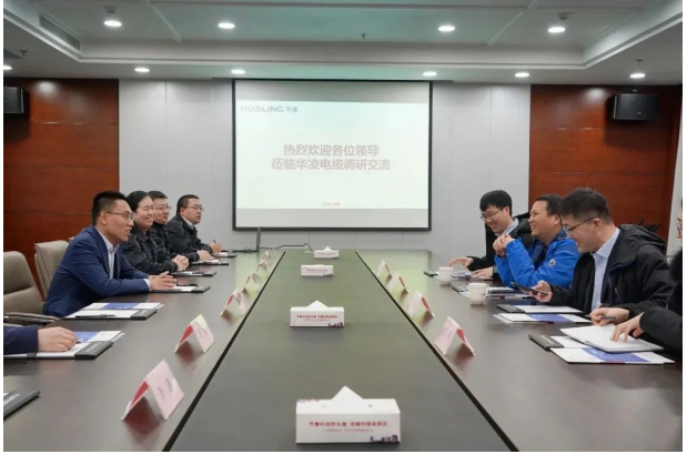 參觀結(jié)束后一行領(lǐng)導(dǎo)到會(huì)議室進(jìn)行座談交流。