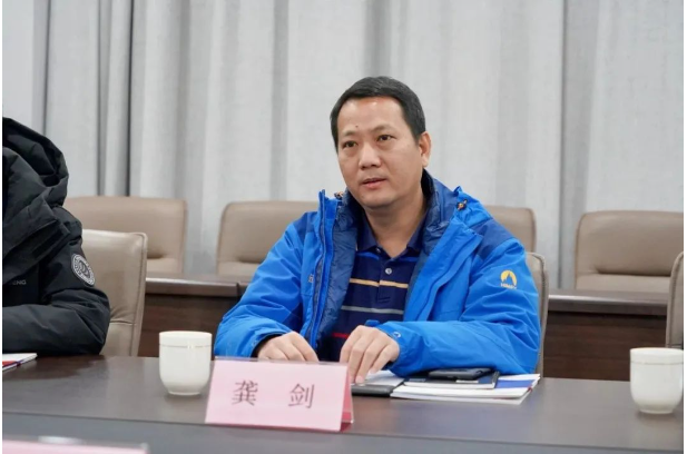 座談會(huì)上山東華凌電纜副總裁、董事會(huì)秘書(shū)王飛先生向深交所、市金融監(jiān)管局領(lǐng)導(dǎo)介紹了企業(yè)發(fā)展歷程、行業(yè)情況、融資情況及上市工作情況，并表示華凌將做好基礎(chǔ)工作、穩(wěn)健發(fā)展，加快上市進(jìn)程。