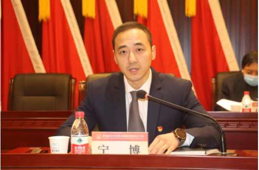 公司副總經(jīng)理寧博主持下午會議，并組織簽訂2023年度經(jīng)濟目標(biāo)責(zé)任書。