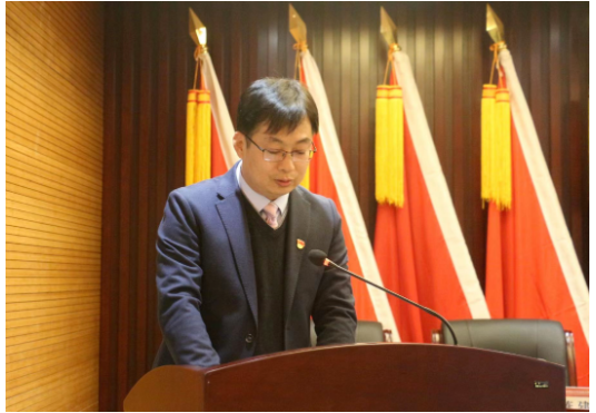 公司副總經(jīng)理魏穩(wěn)戰(zhàn)宣讀了《關(guān)于表彰2022年度先進單位、先進班組、先進個人的決定》《關(guān)于西橡發(fā)展大討論建言獻策獎》，并組織頒獎。