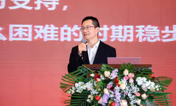 中策橡膠集團高級副總經(jīng)理葛國榮指出，烏卡時代(易變不穩(wěn)定、復(fù)雜環(huán)境下)，中策卡客車輪胎將繼續(xù)圍繞零售商來精準(zhǔn)實施政策支持、渠道建設(shè)支持、供應(yīng)鏈體系完善、數(shù)字化賦能、集團車隊合作生態(tài)支持等，幫助中策家人在內(nèi)卷時代突出重圍、持久賺錢。