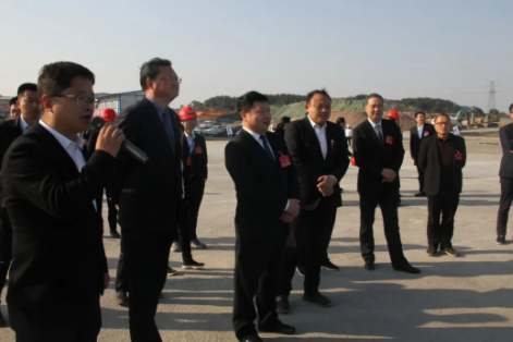 這個項目是在2022年4月由樂平發(fā)改委立項，總投資20.56億元(含超導(dǎo)電炭黑項目)。一期占地246.86畝，建筑面積4.6萬平方米。建設(shè)內(nèi)容包括30000噸/年危廢焚燒線、20000噸/年安全剛性填埋、10000噸/年物化處理和10000噸/年等離子生產(chǎn)以及爐渣、飛灰相關(guān)資源化綜合利用。建成后，該項目可安全處置《國家危險廢物名錄》中所列的46大類危險廢物。
