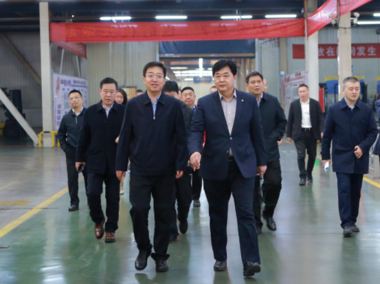 山東省東營市工信局一行到訪了萬達寶通輪胎進行實地調(diào)研。他們深入了解了該公司的生產(chǎn)制造車間和生產(chǎn)經(jīng)營情況，并對其發(fā)展前景給予了充分的肯定。