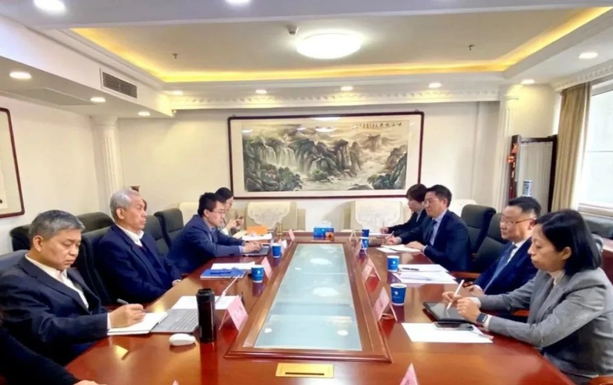 中國(guó)石油和化學(xué)工業(yè)聯(lián)合會(huì)(CPCIF)黨委書記李云鵬近日會(huì)見(jiàn)了卡博特公司執(zhí)行副總裁、高性能材料業(yè)務(wù)總裁、亞太區(qū)總裁朱戟一行，雙方就進(jìn)一步深化合作、共同推進(jìn)高質(zhì)量發(fā)展等方面進(jìn)行了充分交流。此次會(huì)談在促進(jìn)中國(guó)化工行業(yè)健康持續(xù)、綠色發(fā)展等方面具有重要的意義。
