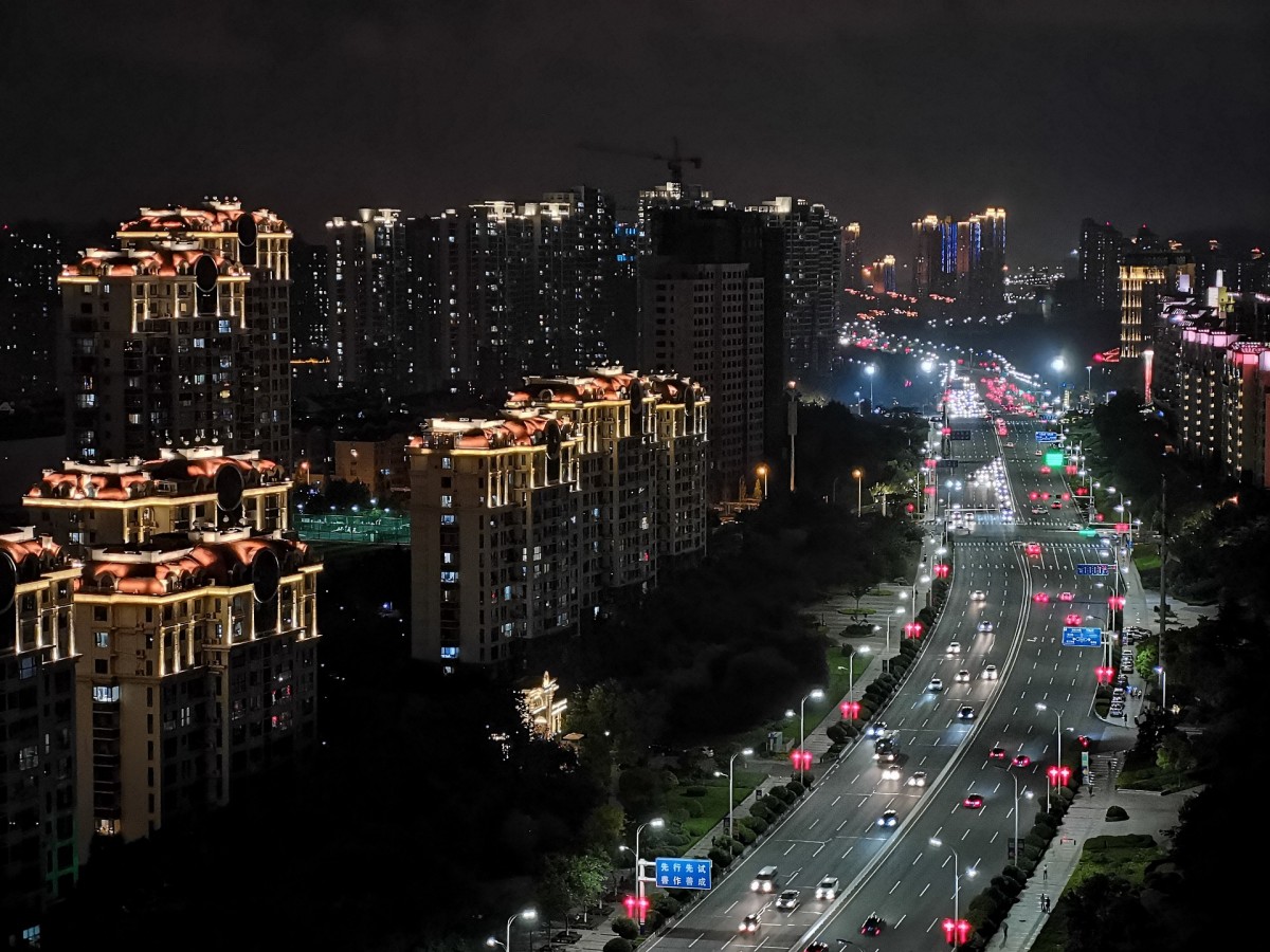 據(jù)中國汽車工業(yè)協(xié)會發(fā)布的數(shù)據(jù)，2023年1月份汽車產(chǎn)銷分別完成159.4萬輛和164.9萬輛，環(huán)比分別下降33.1%和35.5%，同比分別下降34.3%和35%。