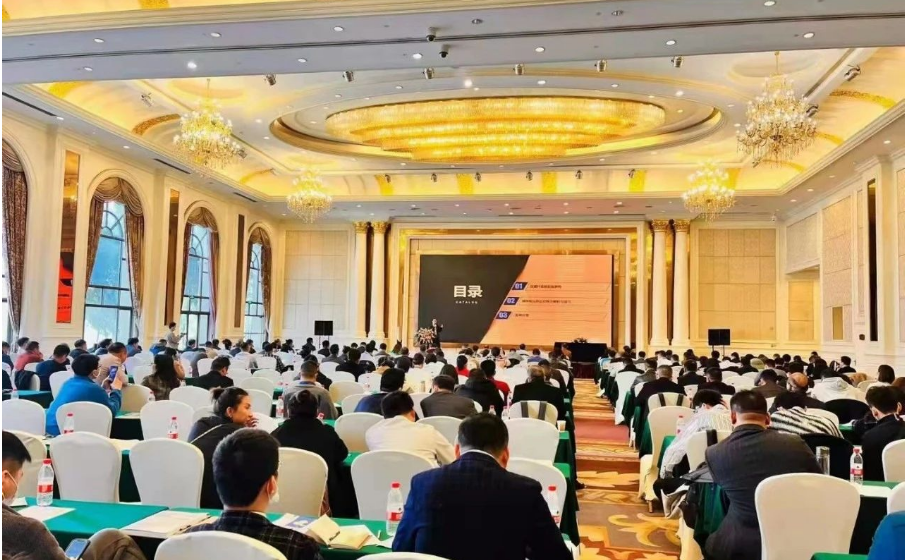今年三月，2022年全國塑料著色與色母粒學(xué)術(shù)技貿(mào)信息交流會(huì)暨第二十九屆中國色母粒行業(yè)年會(huì)在重慶長壽召開，本次會(huì)議由中國染料工業(yè)協(xié)會(huì)色母粒專業(yè)委員會(huì)主辦、重慶澳彩新材料股份有限公司、蘇州寶麗迪材料科技股份有限公司等18家中外企業(yè)協(xié)辦。吸引了來自全國各地的415名代表參加，涉及到260多家企業(yè)。