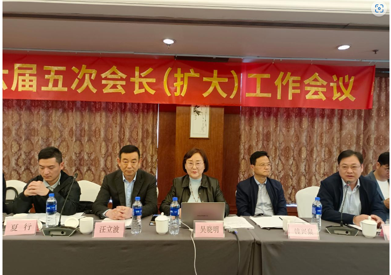 在會(huì)議的征求意見環(huán)節(jié)，大家暢所欲言、統(tǒng)一思想，分享了各自企業(yè)當(dāng)前的情況，并就企業(yè)創(chuàng)新求發(fā)展、練好內(nèi)功、多元化經(jīng)營(yíng)模式等方面提出了各自的想法和建議。大家也就協(xié)會(huì)下步工作計(jì)劃、企業(yè)的需求、難題等展開討論，積極為行業(yè)發(fā)展建言獻(xiàn)策，達(dá)成了共識(shí)，并進(jìn)一步明確了協(xié)會(huì)下步的工作思路。