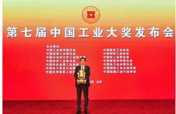 國(guó)橡中心是我國(guó)橡膠輪胎行業(yè)唯一的、最高的科技研發(fā)和創(chuàng)新管理平臺(tái)，由青島科技大學(xué)、軟控股份、賽輪集團(tuán)聯(lián)合承建。長(zhǎng)期以來，國(guó)橡中心通過產(chǎn)學(xué)研深度融合和產(chǎn)業(yè)鏈上下游協(xié)同，堅(jiān)持基礎(chǔ)研究。它集成開發(fā)了輪胎智能工廠整體解決方案交付數(shù)字化車間整體方案50余套，具備橡膠全產(chǎn)業(yè)鏈技術(shù)研發(fā)和集成能力，可提供系列裝備和整體技術(shù)方案，面向橡膠輪胎行業(yè)提供橡膠輪胎工廠“交鑰匙”工程。