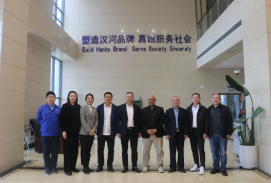 ACWA Power項目公司首席執(zhí)行官Thamer、ACWA Power中國辦事處供應(yīng)鏈主管，中能建國際建設(shè)集團項目代表于近日到訪了漢纜股份有限公司。漢纜股份總經(jīng)理張林軍、副總經(jīng)理朱浩及各部門主要負責(zé)人在公司本部接待到訪一行，并展開座談交流。