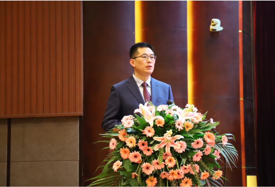 會(huì)上，對(duì)2022年優(yōu)秀供應(yīng)商進(jìn)行了表彰。美晨工業(yè)集團(tuán)董事長(zhǎng)王永剛作總結(jié)講話，回顧了公司近三年的經(jīng)營(yíng)業(yè)績(jī)及發(fā)展成果，對(duì)各位合作伙伴在與美晨同舟共濟(jì)、共克時(shí)艱，所做出的積極努力與突出貢獻(xiàn)表示感謝，并對(duì)合作伙伴在共創(chuàng)共贏、協(xié)作交流、降本增效、精益管理、產(chǎn)能儲(chǔ)備、誠(chéng)信廉潔等方面提出了期許。