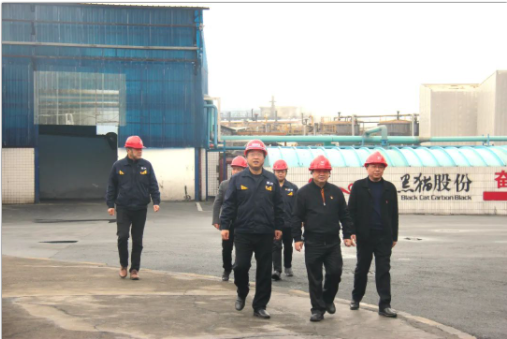 景德鎮(zhèn)市國資委黨委書記、主任朱平生到黑貓股份進(jìn)行調(diào)研指導(dǎo)工作。市國資委黨委委員、副主任吳雄飛及相關(guān)科室負(fù)責(zé)人隨同前往，黑貓集團(tuán)黨委書記、董事長汪羽，黑貓股份黨委副書記、總經(jīng)理魏明及相關(guān)部門負(fù)責(zé)人一同陪同調(diào)研。