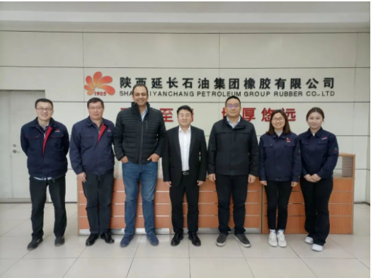 陜西延長石油西北橡膠有限公司于3月18日接待了來自南美的客戶一行兩人。本次交流座談會上，公司總經(jīng)理張航偉、營銷總監(jiān)王國強(qiáng)、外貿(mào)部副部長李丹以及相關(guān)人員參加了會議。