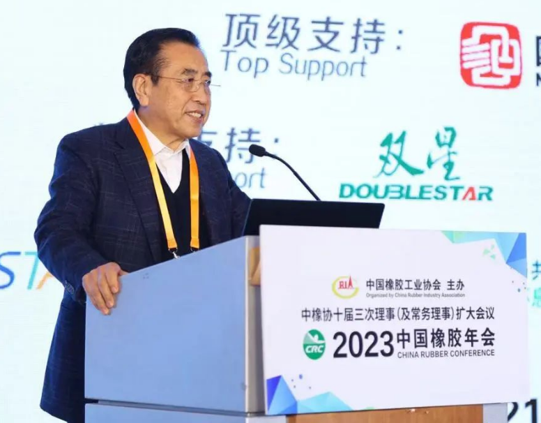 中國橡膠工業(yè)協(xié)會高級副會長、主席團企業(yè)執(zhí)行主席國家橡膠與輪胎工程技術研究中心主任，賽輪集團股份有限公司黨委書記、名譽董事長袁仲雪做大會主旨發(fā)言。袁仲雪認為，在國際市場矛盾突出的復雜環(huán)境下，企業(yè)應在不確定環(huán)境下，做好確定的事情。對此，企業(yè)應抓好科技創(chuàng)新、生產工藝創(chuàng)新、智能化/無人化創(chuàng)新、節(jié)能環(huán)保創(chuàng)新、服務用戶創(chuàng)新、人才培養(yǎng)創(chuàng)新，以此推動自身高質量發(fā)展。