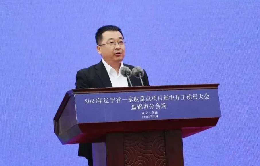 盤錦伊科思總經(jīng)理李云濤作為企業(yè)家代表致辭，對碳五低碳綜合利用綠色新材料項(xiàng)目的開工表示了感謝和祝福。這標(biāo)志著盤錦伊科思公司的碳五低碳綜合利用綠色新材料項(xiàng)目正式進(jìn)入實(shí)質(zhì)性建設(shè)階段。這個項(xiàng)目的成功實(shí)施，將為中國的輪胎產(chǎn)業(yè)和綠色制造做出積極貢獻(xiàn)。