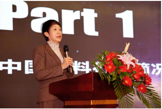 在演講中，孫蓮英呼吁行業(yè)同仁緊抓政策落地，將國家發(fā)展宏偉藍(lán)圖轉(zhuǎn)為企業(yè)施工圖，集中力量推動高質(zhì)量發(fā)展。她強(qiáng)調(diào)，調(diào)查研究是謀事之基、成事之道，企業(yè)應(yīng)多調(diào)查、多研究，持續(xù)加強(qiáng)產(chǎn)品創(chuàng)新以及品牌建設(shè)。同時(shí)，面對多級挑戰(zhàn)和疫情對經(jīng)濟(jì)的影響，企業(yè)可以以“穩(wěn)字當(dāng)頭、穩(wěn)中求進(jìn)，宏觀政策、擴(kuò)大需求、改革創(chuàng)新、防范化解風(fēng)險(xiǎn)”為基本方針。