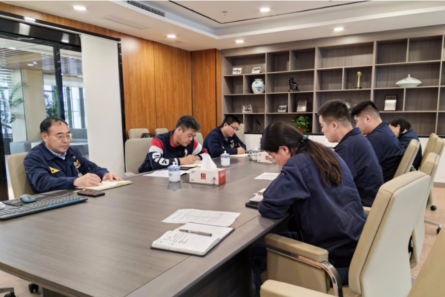 會上，王宏及各研發(fā)項目組長就青島黑貓近期的研發(fā)進度及新產(chǎn)品的推廣銷售情況展開匯報。魏明充分肯定了青島黑貓研發(fā)工作方面的努力，并對青島黑貓新產(chǎn)品表示支持，青島黑貓要充分發(fā)揮科技研發(fā)實力，為股份公司創(chuàng)造更大利潤價值，實現(xiàn)企業(yè)高質(zhì)量發(fā)展新篇章。
