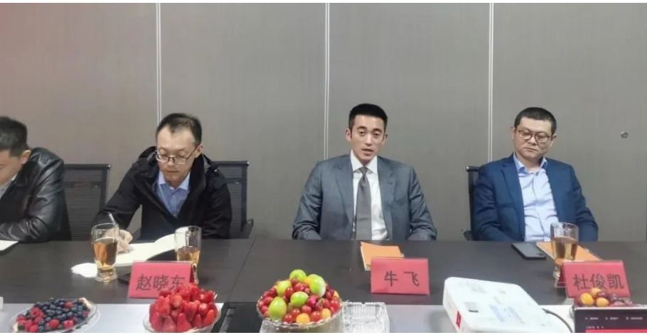 在張緒艮的陪同下，牛飛一行參觀了企業(yè)輪胎倉庫及辦公樓。隨后，雙方在會(huì)議室，進(jìn)行有關(guān)座談交流。