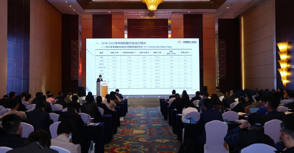中國橡膠工業(yè)協(xié)會主辦的“2023中國橡膠年會”進(jìn)入第二天議程。會上，五位發(fā)言人就市場縱覽主題進(jìn)行了精彩的報(bào)告。內(nèi)容涉及我國乘用車替換胎市場需求增速、新能源車滲透率、歐盟及英國TBR“雙反”復(fù)審應(yīng)對、全球OTR輪胎市場展望等。