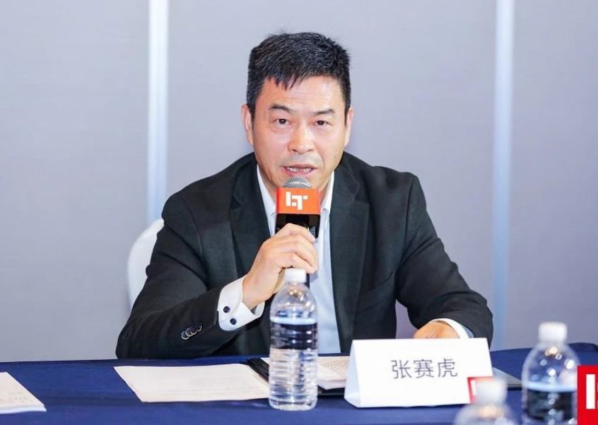 在大會(huì)G20領(lǐng)袖峰會(huì)上，薩馳智能高級(jí)副總裁張賽虎發(fā)表重要演講，向參會(huì)的領(lǐng)導(dǎo)和同仁分享了薩馳智能在智能產(chǎn)線、智慧工廠一站式整體解決方案和服務(wù)方面積累的經(jīng)驗(yàn)，以及未來(lái)的發(fā)展方向和思路。他強(qiáng)調(diào)，薩馳智能將始終堅(jiān)持創(chuàng)新驅(qū)動(dòng)戰(zhàn)略，聚焦高端核心裝備制造、高效供應(yīng)鏈和優(yōu)質(zhì)客戶服務(wù)的數(shù)字化智能產(chǎn)線高質(zhì)量發(fā)展戰(zhàn)略，為更多行業(yè)的企業(yè)邁向數(shù)智物流、實(shí)現(xiàn)數(shù)字化轉(zhuǎn)型提供更好的服務(wù)。