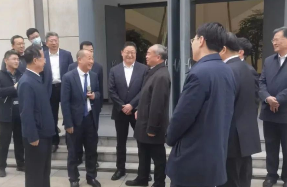此外，林武書記強調(diào)，要著力營造一流營商環(huán)境，為企業(yè)和園區(qū)的發(fā)展提供優(yōu)質(zhì)高效服務(wù)。他表示，安全生產(chǎn)責(zé)任重于泰山，企業(yè)要扛牢主體責(zé)任，嚴格落實安全生產(chǎn)各項制度要求。在此次調(diào)研中，還有省委常委、秘書長張海波，省直有關(guān)部門主要負責(zé)同志參加，新區(qū)工委書記孫永紅、董家口管委主任楊亦武、金能科技董事長秦慶平等陪同觀摩。