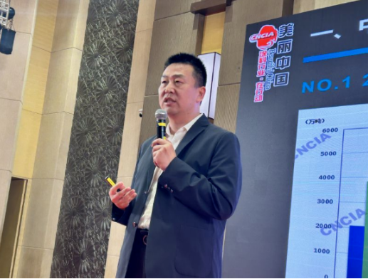 中國涂料工業(yè)協(xié)會(huì)秘書長劉杰作為論壇嘉賓之一，提出了中國涂料行業(yè)的趨勢及寧波涂料產(chǎn)業(yè)發(fā)展建議。他認(rèn)為，未來涂料行業(yè)將由發(fā)展大范圍增量的時(shí)代轉(zhuǎn)變?yōu)榉€(wěn)中求進(jìn)。他預(yù)測，未來5-10年，低VOCs含量的涂料以及溶劑型高固體分涂料將是發(fā)展的趨勢。同時(shí)，他建議寧波涂料企業(yè)積極順應(yīng)行業(yè)發(fā)展趨勢，以綠色、專業(yè)、精細(xì)、高效實(shí)現(xiàn)穩(wěn)中求進(jìn)發(fā)展之路。