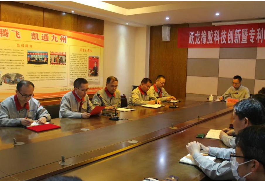 頒獎結(jié)束后，董事長劉新剛發(fā)表重要講話。他指出，專利工作是企業(yè)知識產(chǎn)權(quán)工作的一項重要內(nèi)容，加強(qiáng)專利保護(hù)能夠保證企業(yè)的經(jīng)營安全，同時企業(yè)通過生產(chǎn)、銷售自主知識產(chǎn)權(quán)產(chǎn)品，能夠提升企業(yè)形象，增強(qiáng)市場競爭力，對企業(yè)的發(fā)展壯大具有重要意義，希望大家在新技術(shù)、新產(chǎn)品的研發(fā)過程中重視專利的提煉，進(jìn)一步提高專利申請質(zhì)量，努力做好2023年度專利申請工作。