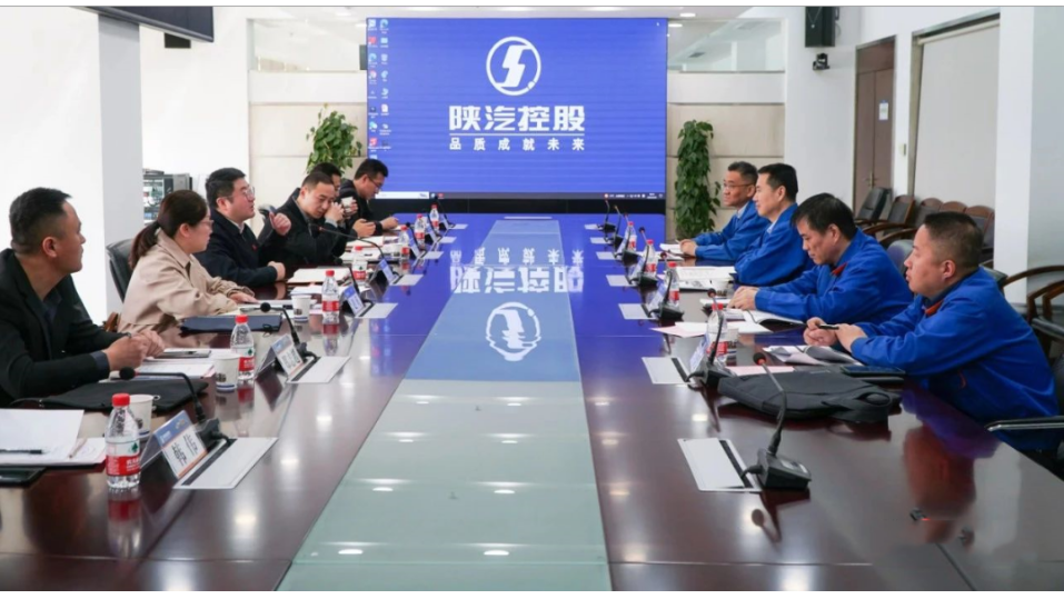 延長橡膠公司總經(jīng)理張航偉一行到陜西汽車控股集團有限公司參觀交流。雙方就全面深化戰(zhàn)略合作事宜進行了座談。