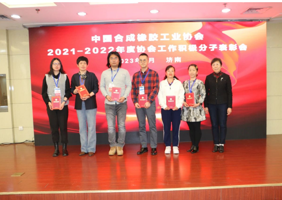 李迎秘書長在總結(jié)講話時對聯(lián)絡(luò)員工作給予高度肯定，感謝聯(lián)絡(luò)員充分發(fā)揮協(xié)會與企業(yè)間的橋梁紐帶作用，希望聯(lián)絡(luò)員再接再厲，為行業(yè)及企業(yè)的持續(xù)發(fā)展貢獻一份力量。這次會議的成功舉行將為合成橡膠行業(yè)的發(fā)展注入新的活力。