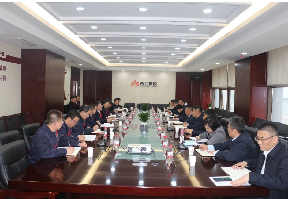 延長(zhǎng)石油物資集團(tuán)公司執(zhí)行董事、總經(jīng)理李曉恒一行到訪西橡公司，就物資采供和營(yíng)銷(xiāo)貿(mào)易等業(yè)務(wù)進(jìn)行交流座談。座談會(huì)上，公司采購(gòu)、銷(xiāo)售、財(cái)務(wù)等相關(guān)部門(mén)負(fù)責(zé)人同物資集團(tuán)相關(guān)負(fù)責(zé)人圍繞內(nèi)部互供、物資管理及營(yíng)銷(xiāo)貿(mào)易等工作進(jìn)行了深入探討和交流答疑。