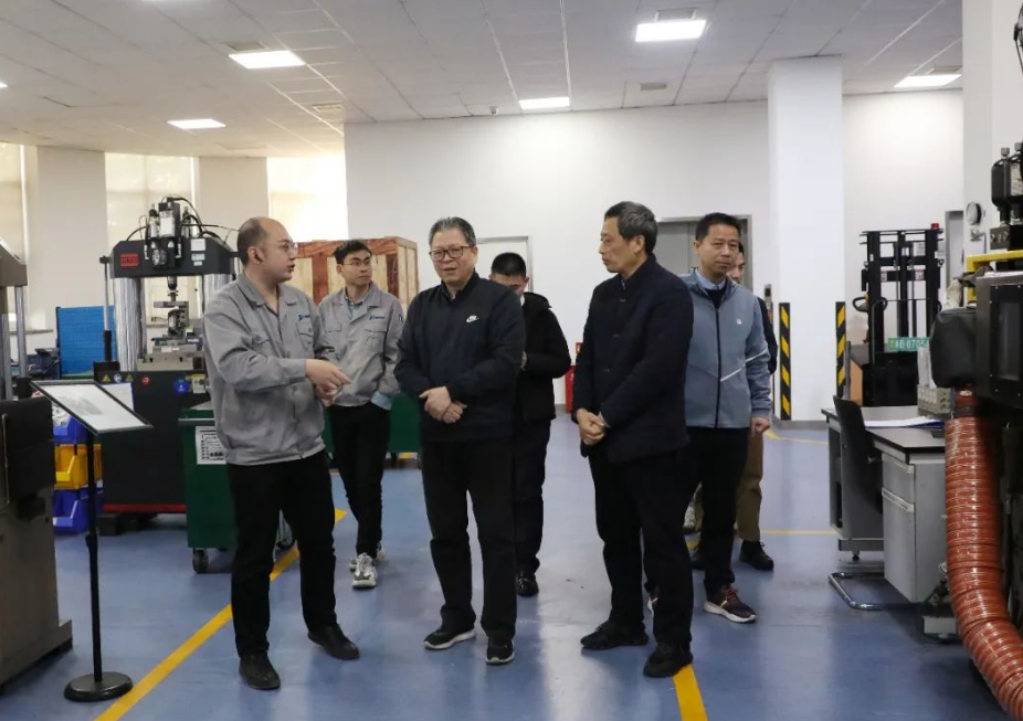寧波市科協(xié)原主席陳文輝、副主席施英等一行日前到訪(fǎng)建新趙氏科技有限公司進(jìn)行指導(dǎo)。