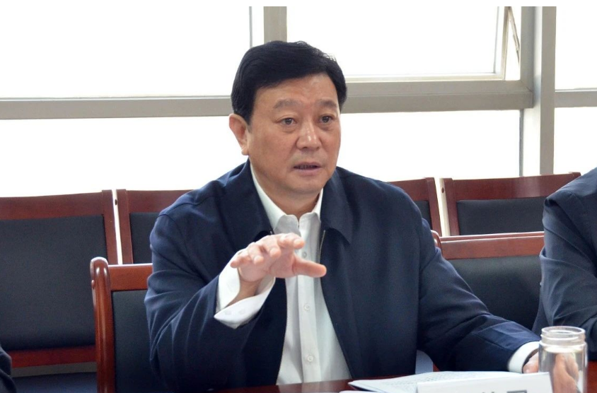 劉普軍會長首先對李玉俊副市長一行的來訪表示熱烈歡迎。他指出，中國涂料行業(yè)堅定正確的政治方向，全面貫徹新發(fā)展理念，加快構(gòu)建新發(fā)展格局。目前中國涂料產(chǎn)業(yè)的發(fā)展布局尚不均衡，長三角、珠三角地區(qū)相對成熟，東北地區(qū)還有待開發(fā)。中國涂料工業(yè)協(xié)會將會大力支持牡丹江涂料產(chǎn)業(yè)的崛起，助力推動牡丹江乃至東北地區(qū)的經(jīng)濟發(fā)展。相信東北地區(qū)一定會在各級黨委、政府的領(lǐng)導(dǎo)下，砥礪前行、重現(xiàn)輝煌。