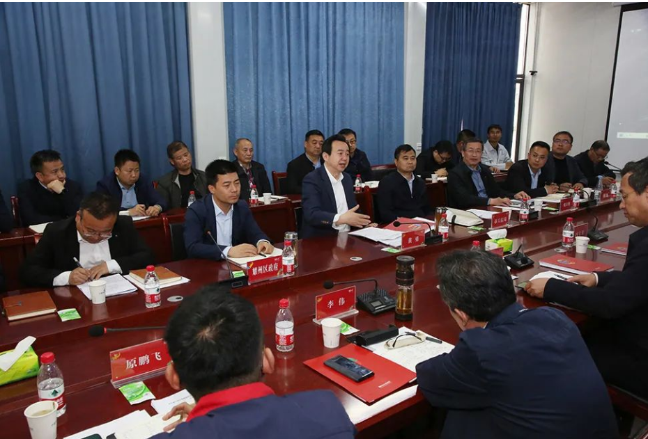 陜西省銅川市市委常委、常務副市長黃勇，與山東玲瓏輪胎股份有限公司董事長、總裁王鋒，進行了座談交流。雙方深入交流了玲瓏重點項目推進有關工作。