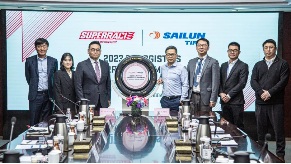 賽輪集團與韓國SUPERRACE公司在青島舉行“2023年CJ LOGISTIC SUPERRACE CHAMPIONSHIP”賽事簽約儀式，賽輪集團成為韓國最大賽事“CJ SUPERRACE GT CLASS”的獨家輪胎供應商，這標志著賽輪集團賽事胎在國際化市場的開拓上邁出了堅實的一步。