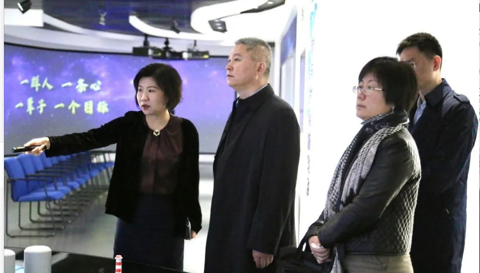 青島市民營經(jīng)濟發(fā)展局黨組書記楊超一行到訪國橡中心。袁仲雪對市民營經(jīng)濟發(fā)展局在服務(wù)、助力國橡中心產(chǎn)業(yè)鏈企業(yè)上發(fā)揮的巨大作用表示感謝。