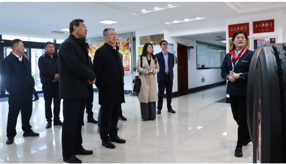 會后，胡漢杰一行還參觀了玲瓏中亞輪胎試驗(yàn)場和研究總院，深入了解了玲瓏輪胎在技術(shù)研發(fā)、質(zhì)量管理等方面的實(shí)力。