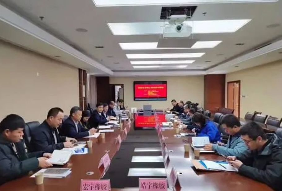 東營市人社局、東營市工信局、東營職業(yè)學院和東營科技職業(yè)學院聯(lián)合召開了“輪胎企業(yè)招工政企校對接會”，這是該市今年以來的首場專項對接活動。此次活動旨在幫助解決該市橡膠輪胎企業(yè)的用工問題。