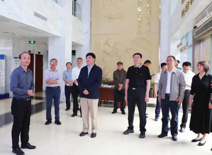 云南省政協(xié)副主席李學(xué)林一行到橡膠所調(diào)研了解海南省天然橡膠產(chǎn)業(yè)發(fā)展情況。中國(guó)熱科院副院長(zhǎng)張以山陪同調(diào)研。