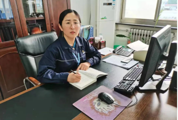 萬達(dá)集團(tuán)·耐斯特炭黑有限公司劉明燕在第十二屆黃河口首席技師評(píng)選中榮獲榮譽(yù)稱號(hào)。經(jīng)過多輪角逐，劉明燕在眾多參賽者中脫穎而出。