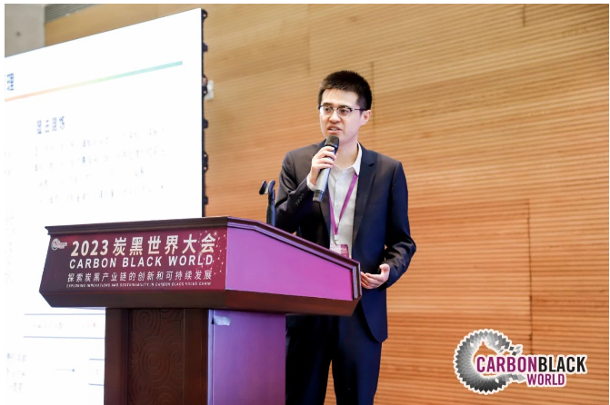 青島黑貓?zhí)亢谘邪l(fā)主任工程師、高級工程師安魯作了以《炭黑/橡膠納米復合母膠在輪胎中的應(yīng)用》的報告。