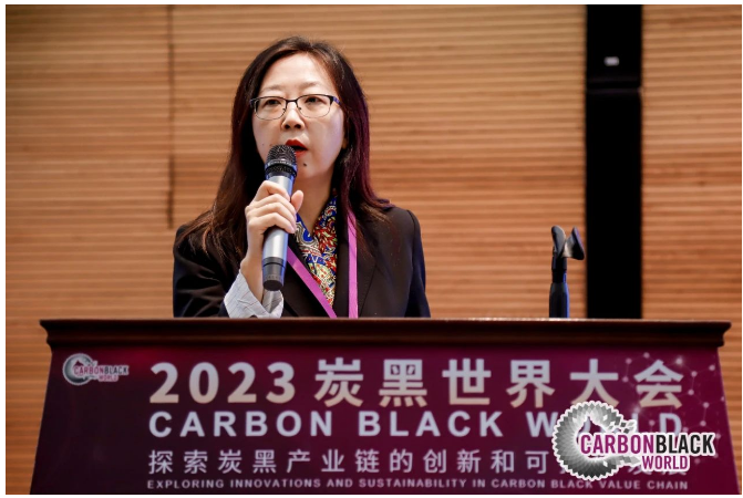青島德固特節(jié)能裝備股份有限公司設(shè)計部副部長朱紫龍作了題為《模塊化炭黑尾氣余熱回收系統(tǒng)的升級應(yīng)用》的報告，介紹了該系統(tǒng)的優(yōu)勢，除可以高效回收尾氣中的熱量，產(chǎn)生高溫過熱蒸汽用于工業(yè)生產(chǎn)及發(fā)電外，還可以有效控制氧含量、NOx及SOx的含量。